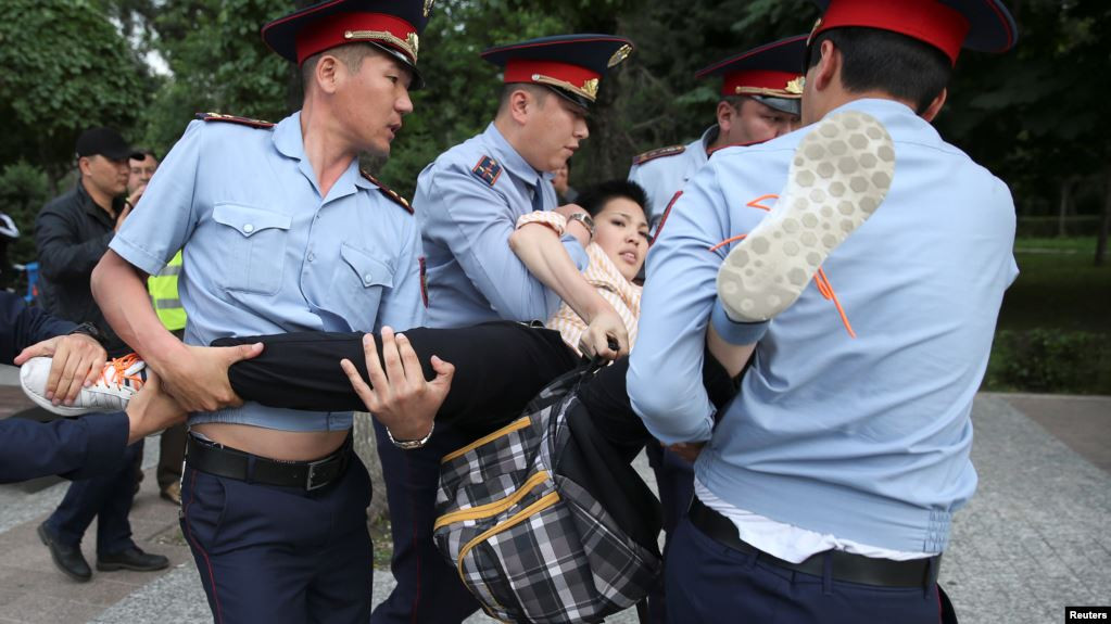 Алматыда полиция 200дөн ашуун кишини кармап кетти