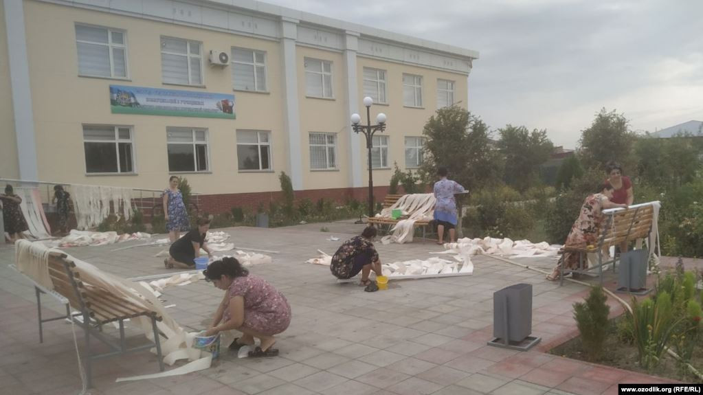 Өзбекстандын Хорезм облусунда мугалимдер мектепке эмерек сатып берүүгө милдеттендирилди