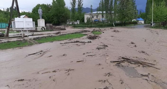 Аксыда сел жүрүп дүкөн, үйлөрдү каптады. Жеринен тартылган сүрөттөр