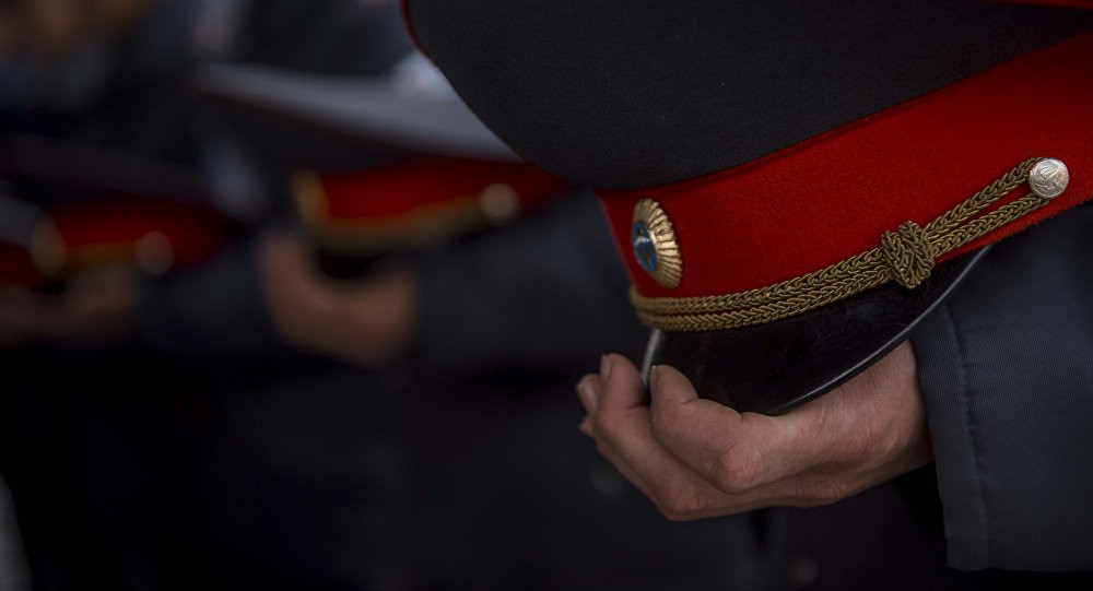 Бишкекте аялын барымтага алган кишини кармаган милиционер каза тапты