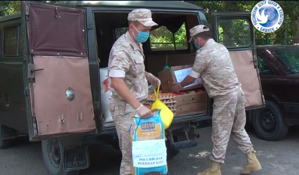Российские военные передали медикам кыргызстана 250 кг продуктов