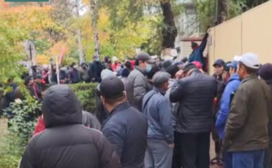 Митингующие захватили МВД и направляются в ГКНБ
