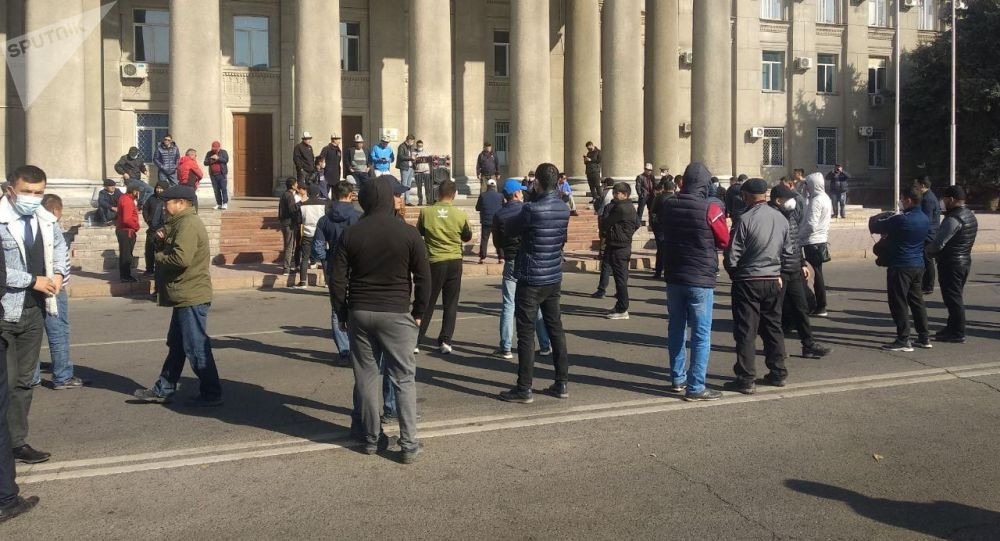 Садыр Жапаровдун тарапташтары эски аянтка чогулууда. Сүрөттөр