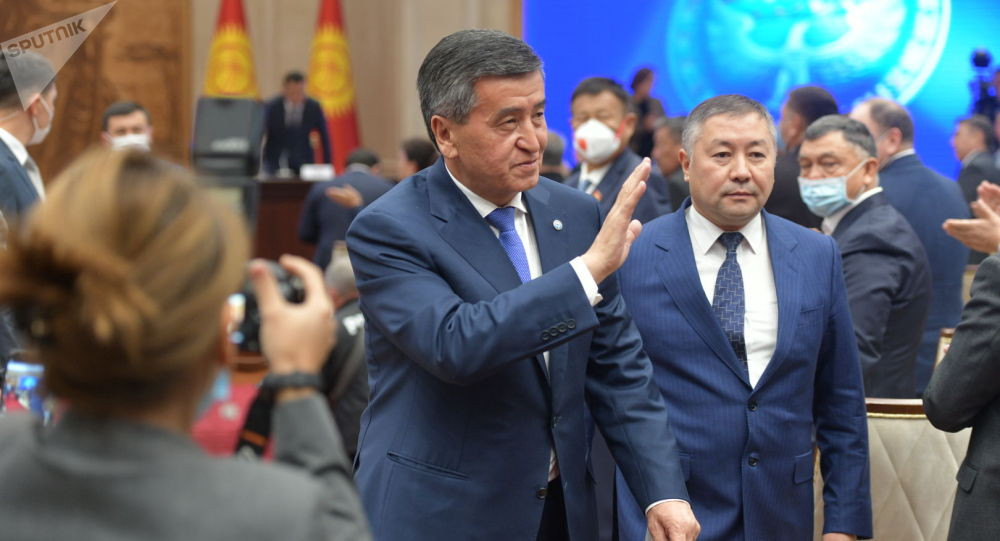 Сооронбай Жээнбеков президенттикти расмий тапшырып кетти