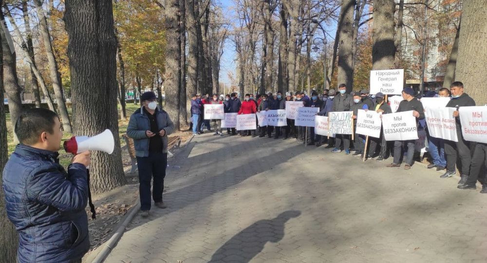 Бишкектеги 6-митинг: Курсан Асановдун тарапташтары УКМКнын алдына чогулду