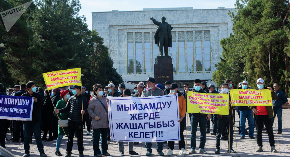 Жерди мыйзамдаштырып бергиле! Митингчилер Жапаровдун чыгышын талап кылууда