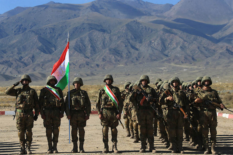 СМИ: Таджикистан готовится отражать атаки боевиков и принимать беженцев