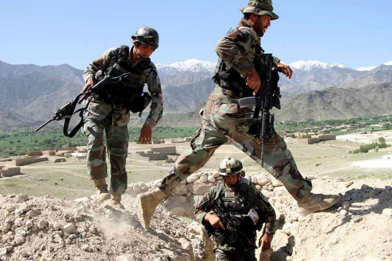 На границе Афганистана и Туркменистана идет бой. Идет эвакуация населения