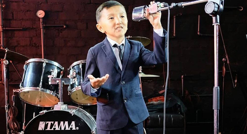Кыргызстандык стендап-куудул ТНТ каналынын “Ачык микрофон” шоусуна кабыл алынды