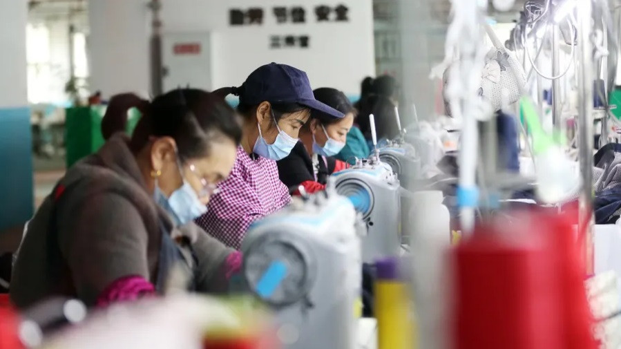 Швейная пауза: как российские бренды одежды и обуви страдают от энергокризиса в Китае