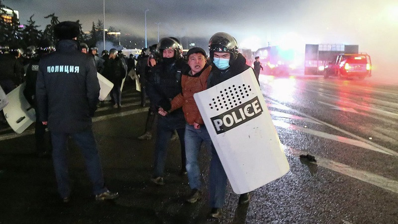 Казакстандагы митинг: 95 полиция кызматкери жабыркап, 200 жаран кармалды