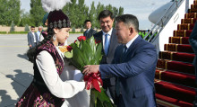 Бишкекке келген Монголиянын президентин кызыл гүл менен тосуп алышты.