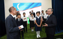 Өзбекстандын президенти өзүнө акыл айткан окуучуга унаа белек кылды