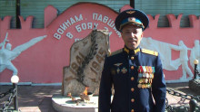 Российский офицер поздравил кыргызстанцев с Днем Победы на кыргызском (видео)