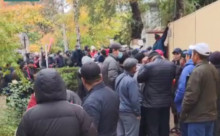 Митингующие захватили МВД и направляются в ГКНБ