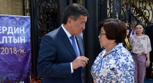 Жээнбеков экс-президент Роза Отунбаева менен жолукту. Ортодо эмне кеп болду