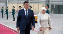 Сооронбай Жээнбеков жубайы менен Кыргызстандан чыгып кетти