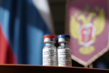 Кыргызстандын жашоочулары коронавируска каршы кытайлык жана орусиялык вакциналар менен эмделет