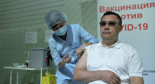 Садыр Жапаров коронавируска каршы вакцина алды. Видео