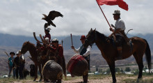 Бишкектин көчөлөрүндөгү атчандардын видеосу. Майрамга даярдык