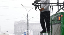 Бишкек: айдоочу троллейбустун түтүнүн өчүрүп, жүргүнчүлөрдү чыгарууга үлгүргөн видео